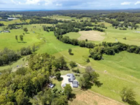 Secluded Getaway – Cabin & Barn Stay7 minutes from beautiful Valla beach