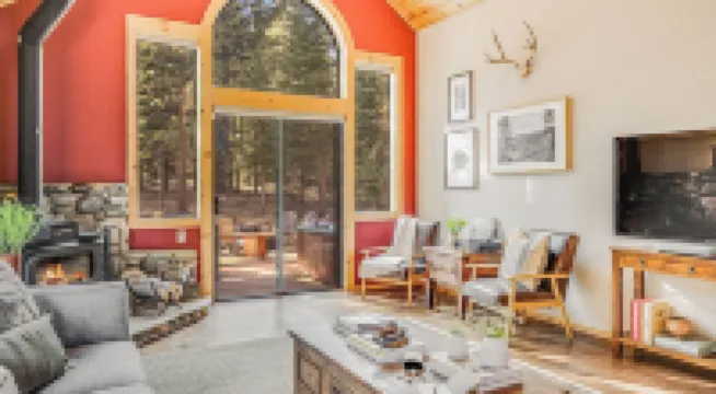 櫻桃木華麗小屋，被松樹環繞，配有熱水浴缸