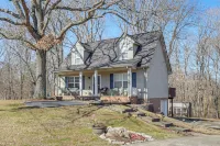 10 Mi to Downtown Clarksville: Studio w/ Patio!