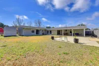 Spacious Fort Walton Beach Home ~ 2 Mi to Beach! - Country Houses