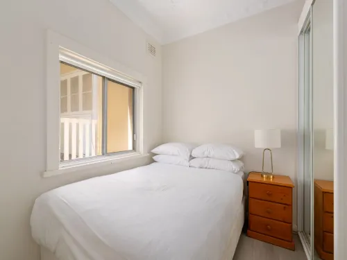 Chic 1-Bed Retreat Near Shops & Beach