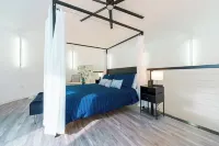 Restored Grain Bin with Hot Tub, King Bed, Vending Machine. Dog-Friendly!