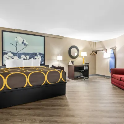 Super 8 by Wyndham Homewood Birmingham Area レインボーLEDトンネル周辺のホテル