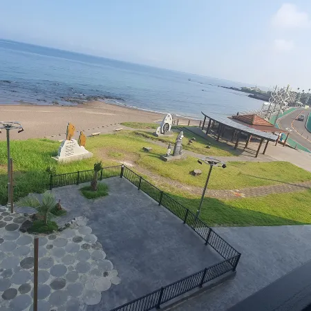 Jeju Beach Joa Pension Отели рядом с достопримечательностью «Храм Мунанса»