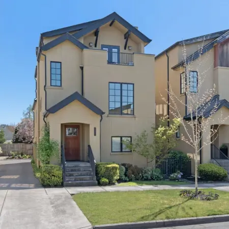 Birdhouse - Close To U Of O & Downtown 3 Bedroom Home