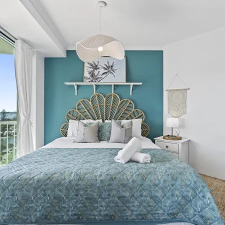 Bright 2 Bed Apartment With Ocean Views