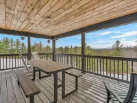 Escape to the Clouds: The Berry Barn Awaits You! Hotels in Pine Swamp