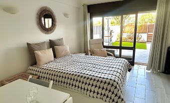 Magnific Studio with a Cozy Garden, 5 Minutes to the Beach