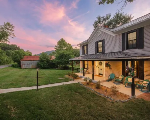 Afton Farmhouse Hotels in Nelson County