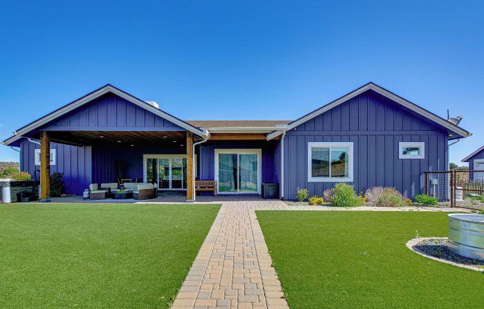 Equine-Friendly Stay: Horse Stable Access, Hot Tub