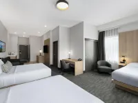 La Quinta Inn & Suites By Wyndham Kelowna Bc Hotels near Black Mountain