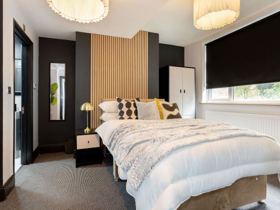Ashton Luxury Getaway Sleeps 14 With 2 Free Parking Space
