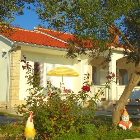 Pretty Apartment with Terrace on Island Rab
