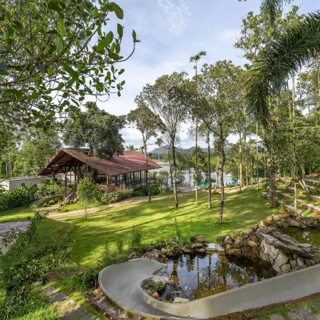 Sterling Lontano Waterfront Wayanad Отели рядом с достопримечательностью «Водопады Соочипара»