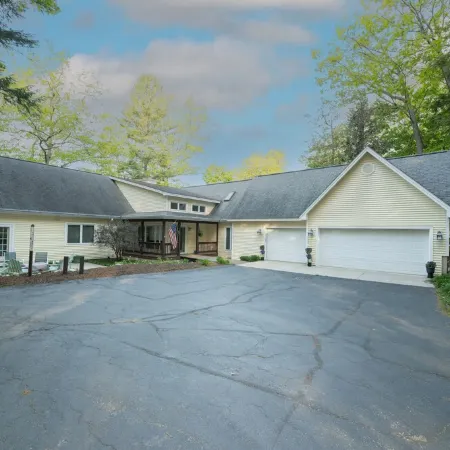 Large house on beautiful lake, adjoins Sleeping Bear Dunes National Lakeshore