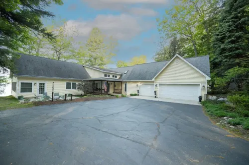 Large house on beautiful lake, adjoins Sleeping Bear Dunes National Lakeshore - 4-Star