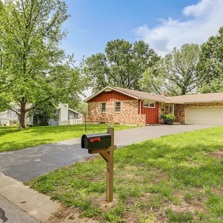 Fenced Yard & Patio! Shawnee Getaway 2 Mi to Dtwn
