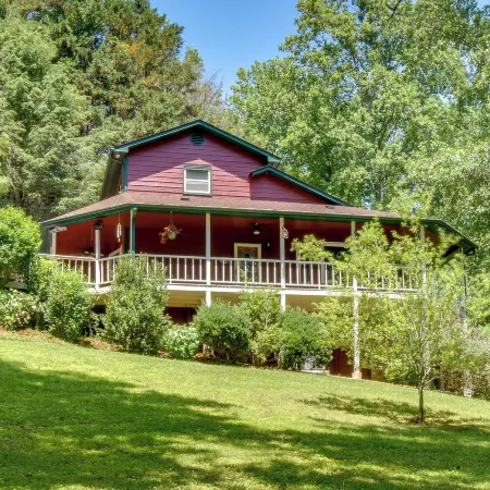 Hiawassee Porch: Getaway Near River, Lake & Trails