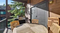 Cabriolet Chalet by Avantstay King Suite + Bunk Loft + BBQ Deck Walk to Lift + Pool Access - Apartments