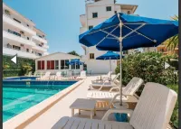 KURTI Hotel - Pool