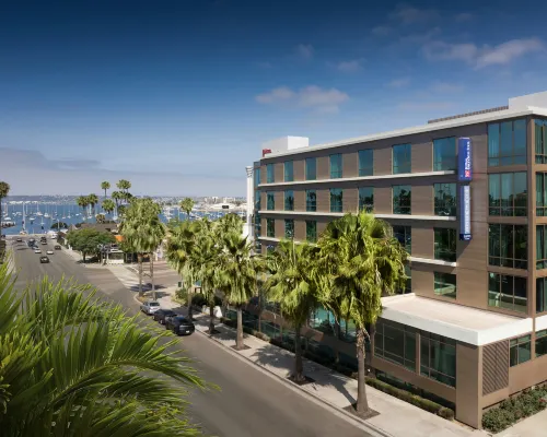 Hilton Garden Inn San Diego Downtown/Bayside ジ・アンコンディショナル・サレンダー周辺のホテル