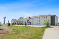 Spark by Hilton Minot - Pool