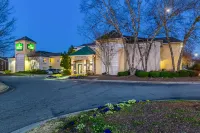 HomeTowne Studios by Red Roof Atlanta – Peachtree Corners - Kæledyr tilladt