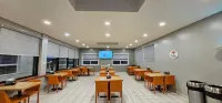 Super 8 by Wyndham Edmonton/West - 2 ดาว