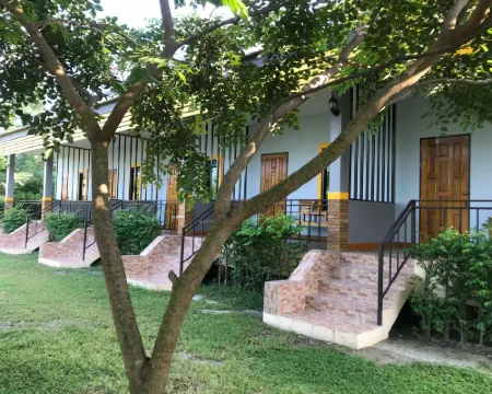 แสงทองบีชรีสอร์ท โรงแรมในอำเภอ แหลมสิงห์