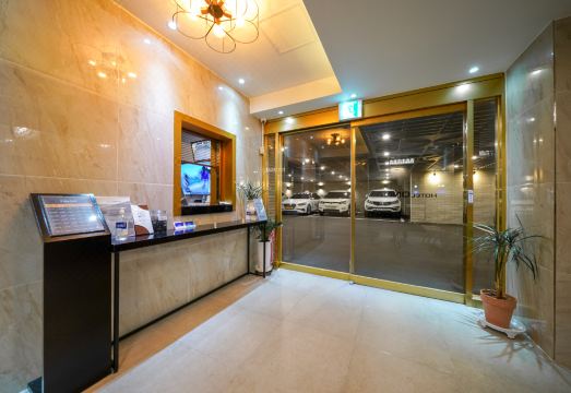 깔끔하게 정돈된 호텔 온나의 화장실 및 비품