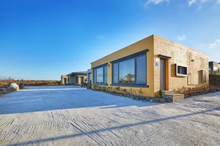 GRE Jeju Pension Отели рядом с достопримечательностью «Yongcheondonggul Cave»