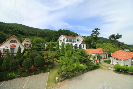 Tongyeong Morning Dew Pension Отели рядом с достопримечательностью «Skyline Luge Tongyeong»