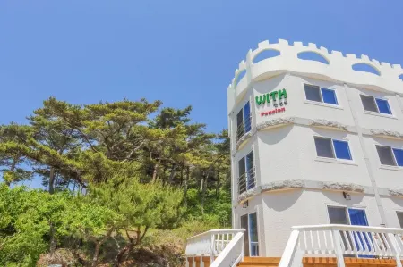 Taean with Anmyeondo Pension Отели рядом с достопримечательностью «Kkotji Beach»