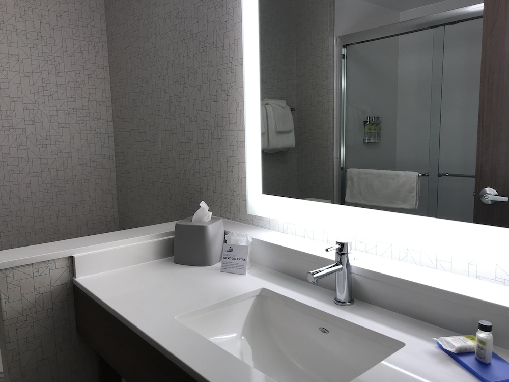 Holiday Inn Express & Suites Phoenix - Airport North, an Ihg Hotel