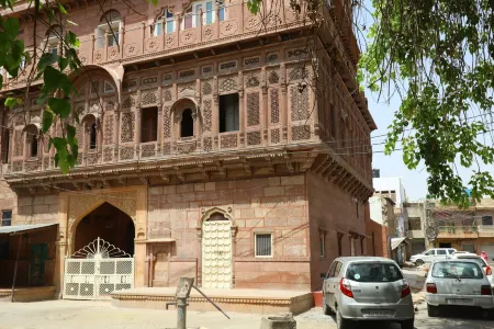 Chanod Haveli Отели рядом с достопримечательностью «Ghanta Ghar Jodhpur»