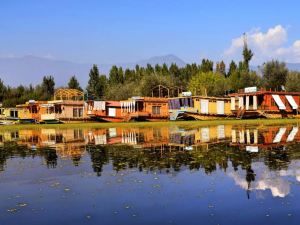 Houseboat Jewel in The Crown