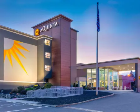 La Quinta Inn & Suites by Wyndham Clifton/Rutherford Hotels in Passaic County