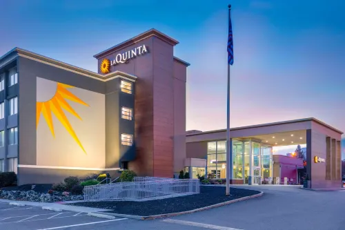 La Quinta Inn & Suites by Wyndham Clifton/Rutherford Hotels in Belleville