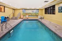 La Quinta Inn & Suites by Wyndham Salina - Swimmingpools