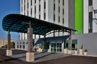 Holiday Inn Metairie New Orleans Hotel dekat Joe Yenni Stadium