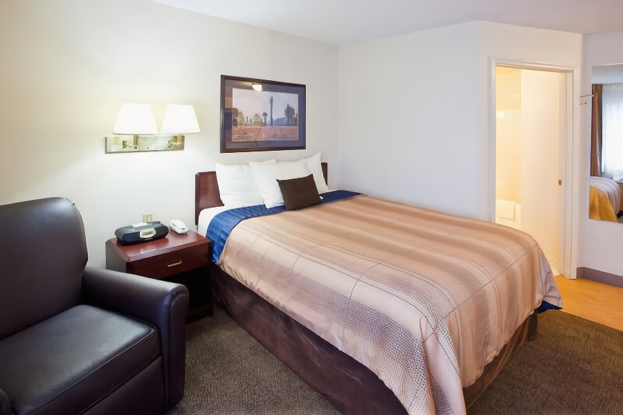 Sonesta Simply Suites Detroit Troy