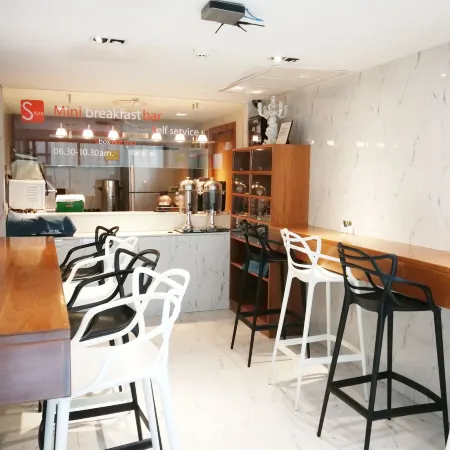 S Box Sukhumvit Hotel Отели рядом с достопримечательностью «Станция метро Sukhumvit»