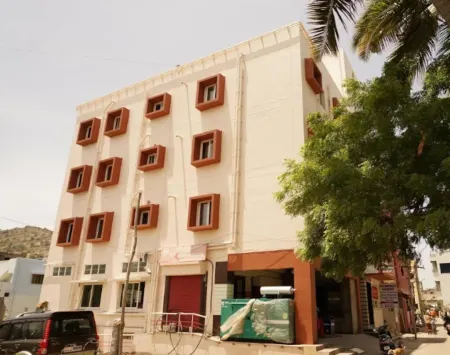 Sri Murugan Residency Отели рядом с достопримечательностью «Sripuram Golden Temple»