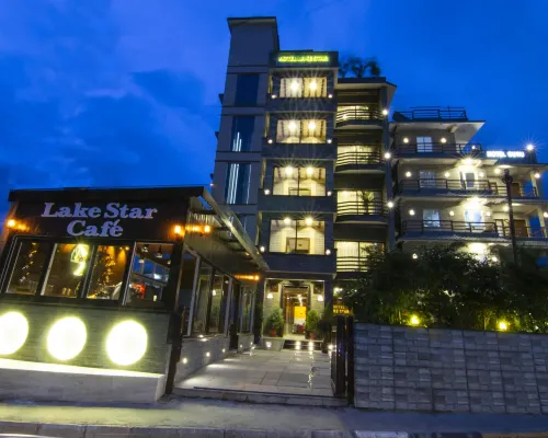 HOTEL LAKE STAR Отели рядом с достопримечательностью «Пещера Bat Cave»