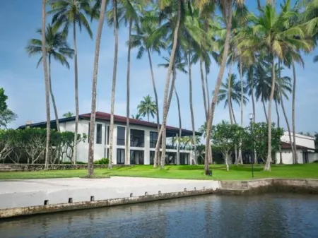 Avani Kalutara Resort Отели рядом с достопримечательностью «Sri Kannangararamaya»