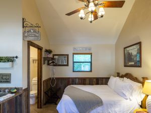 Pet Friendly Cabin 4 - 15 Minutes from Magnolia and Baylor