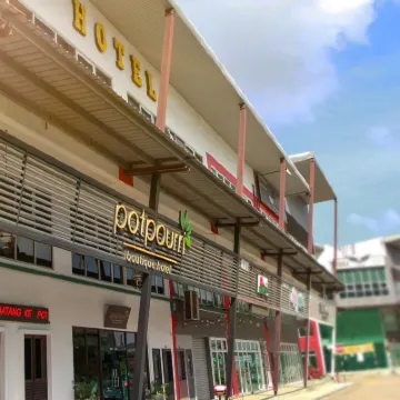 Potpourri Boutique Hotel Hotels near Danga City Mall