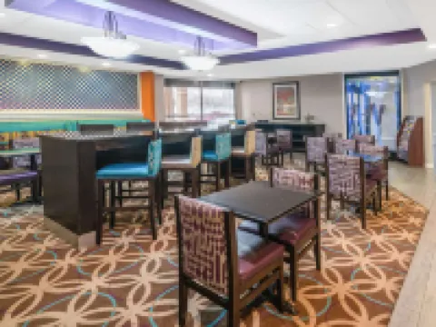 La Quinta Inn & Suites by Wyndham Memphis Airport Graceland メンフィスのホテル