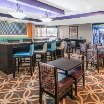 La Quinta Inn & Suites by Wyndham Memphis Airport Graceland