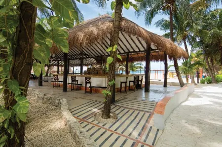 El Dorado Seaside Palms A Spa Resort Отели рядом с достопримечательностью «Rockaway Bay»